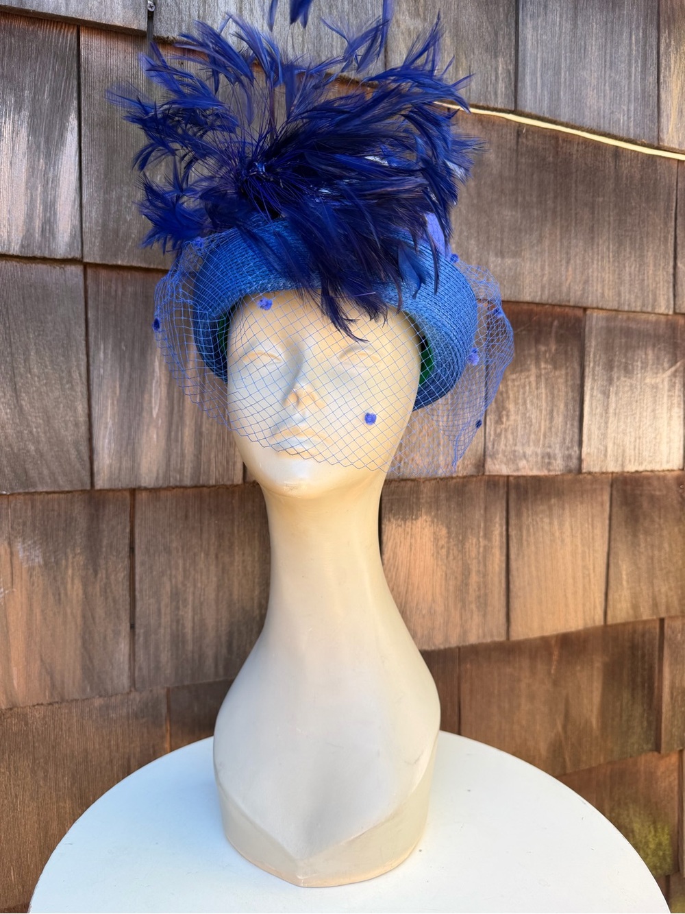 Vintage faux straw hat pillbox brim feathers blue white Sz 22 7 medium Sandra NY